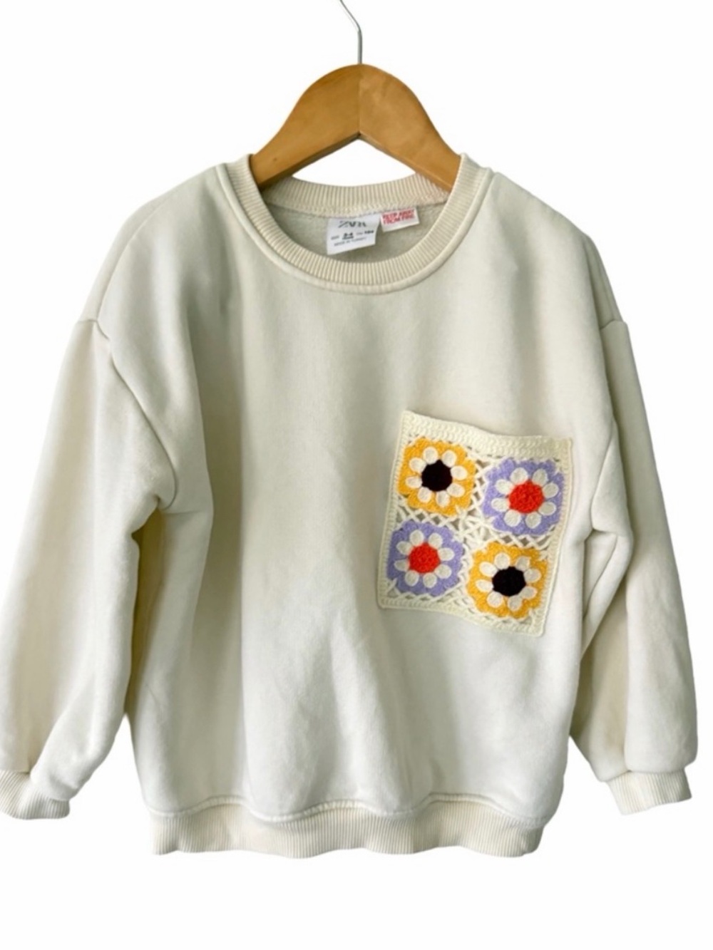✨3/$45✨Zara Cream Crewneck Sweatshirt with Crochet Flower Pocket 3/4 years